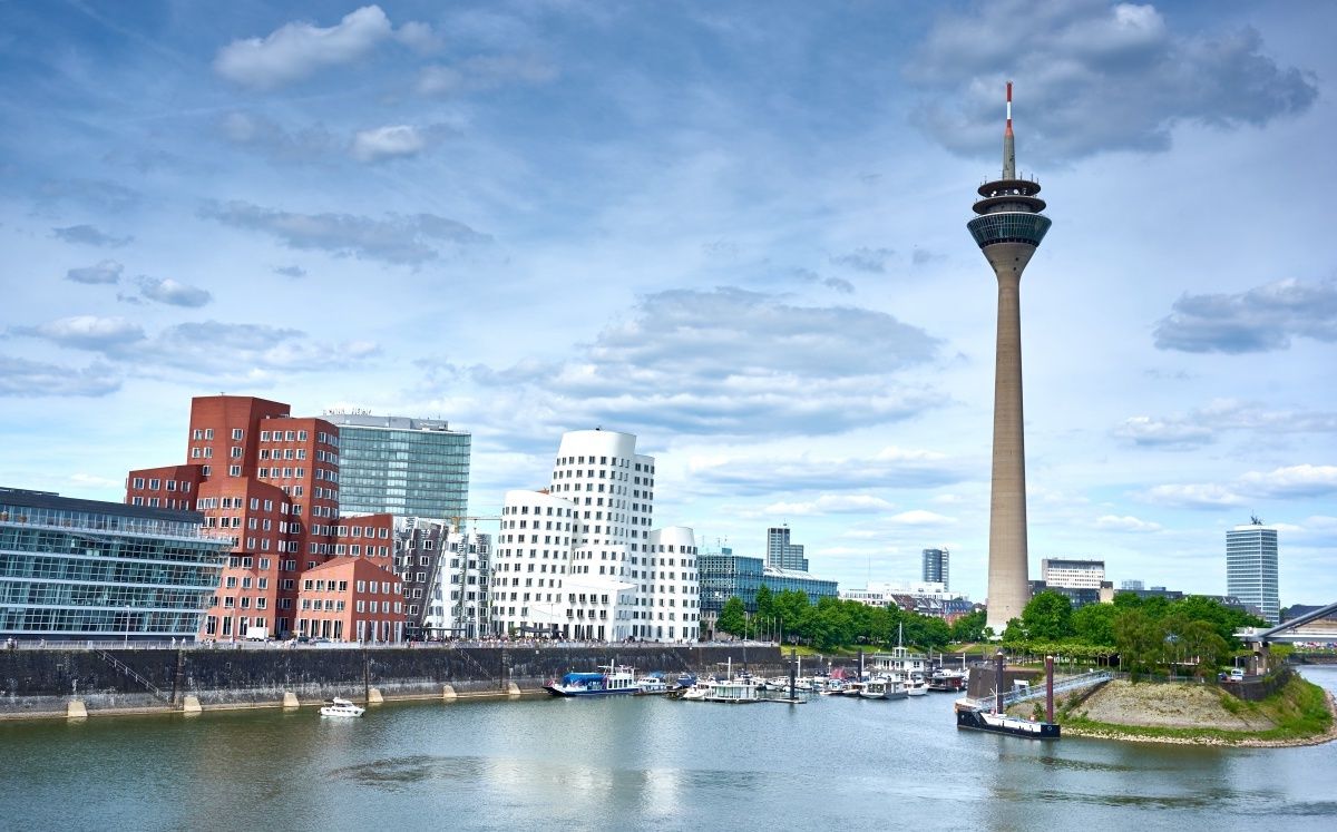 Rheinturm und Medienhafen am Rhein in Düsseldorf